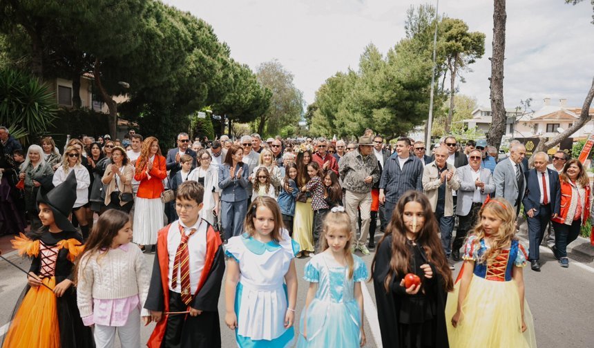 Alaçatı Ot Festivali’nde renkli kortej: 23 Nisan coşkusu Çeşme'nin tüm sokaklarına yayıldı