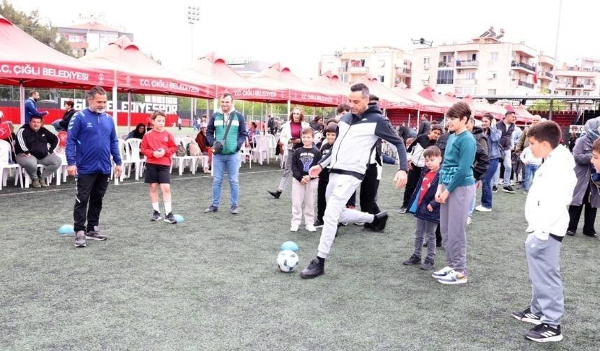 Çiğli’de 23 Nisan coşkusu: Minikler bayramı doyasıya kutladı