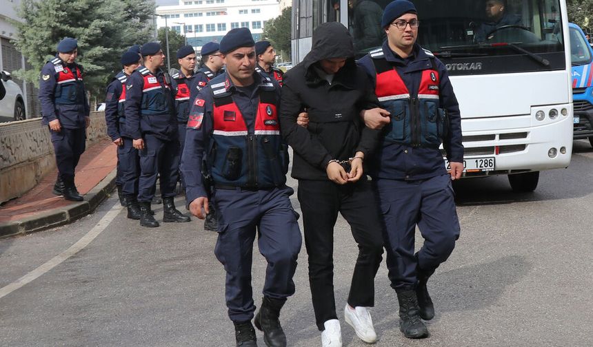 2 çocuk yaşlı çifti 'MİT mensubuyum' diye dolandırdı: İzmir dahil 3 ilde operasyonla tutuklandılar