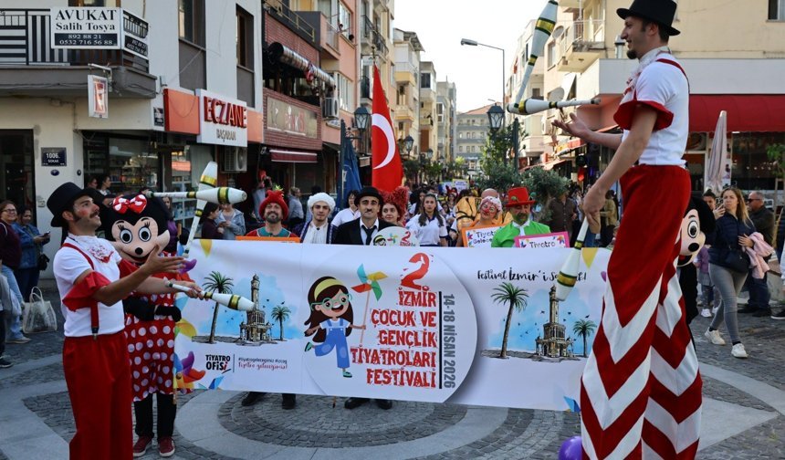 Efes Selçuk’ta tiyatro şöleni: Festival kortejle kenti sardı