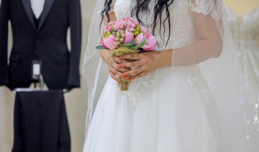 Bayraklı’dan evlenecek çiftlere anlamlı destek: Gelinlik ve damatlık ücretsiz