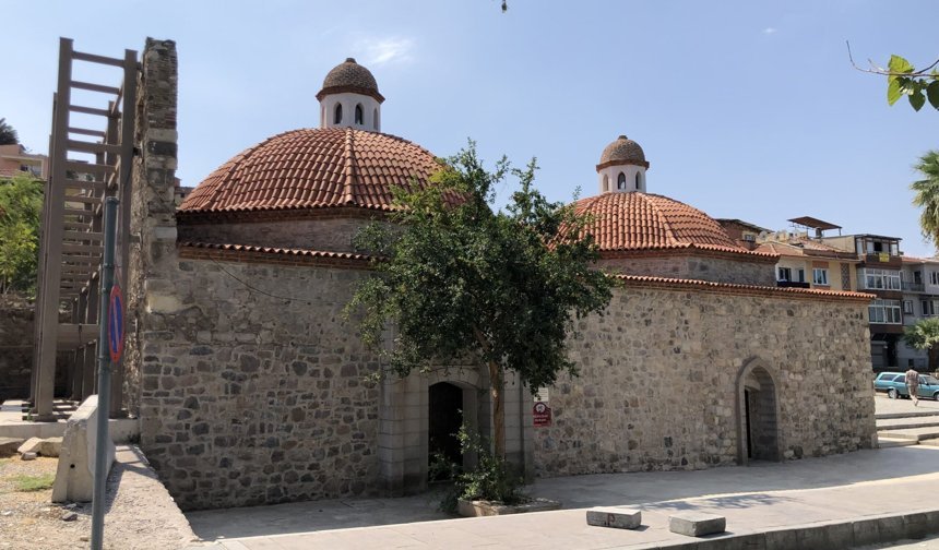 İzmir’in kültür varlıkları kuşatma altında: Namazgâh Hamamı da kapatıldı!