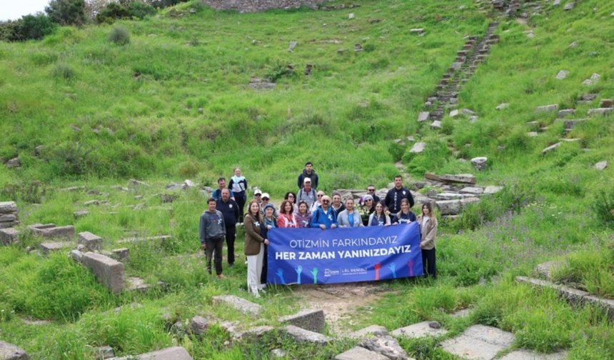 Çeşme’de anlamlı etkinlik: ‘Otizmin Farkındayız’ pankartıyla yürüdüler
