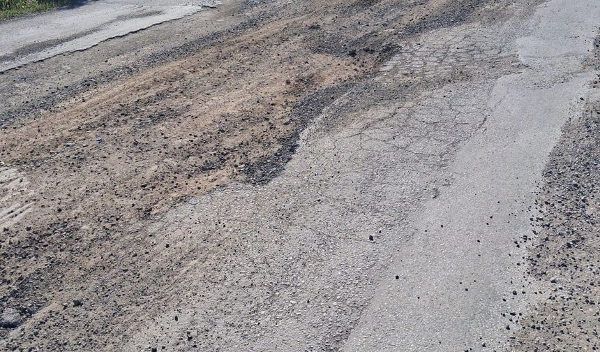 Slalom yaparak gidiyoruz! Dikili yolunda çile bitmiyor