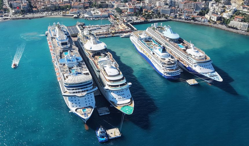 Kuşadası'na 4 yüzen otel birden yanaştı