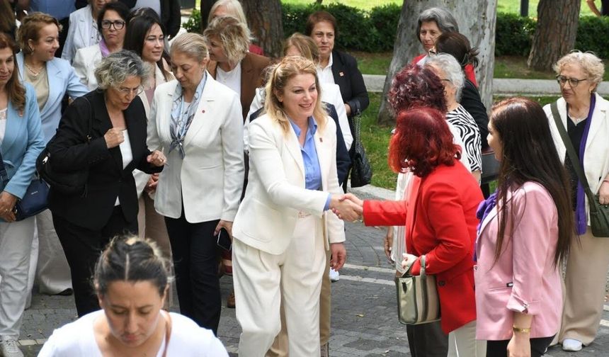 CHP Kadın Kolları Genel Başkanı Kaya Kuşadası'nda: Yurttaştan coşkulu karşılama