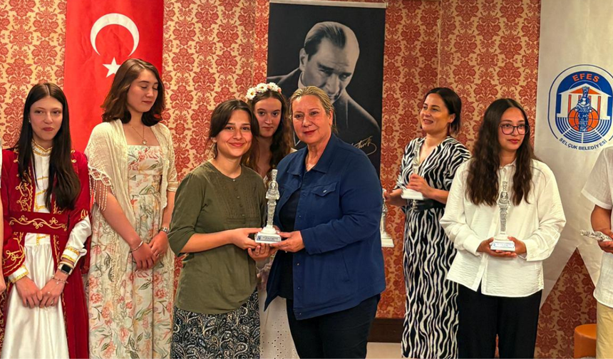 Efes Selçuklulu öğrenciler mübadeleyi müzik ve tiyatro ile anlattı