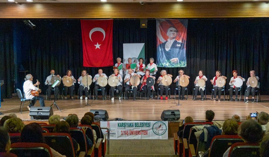 Karşıyaka’nın 3. Yaş Üniversitesi’nde dönem sonu gösterisi büyük alkış topladı