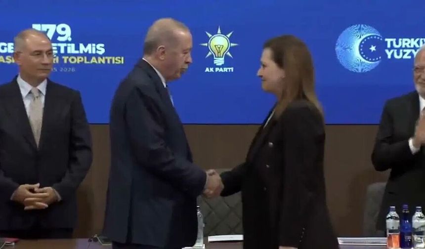 Erdoğan rozetini taktı: Burcu Köksal AKP'ye katıldı!