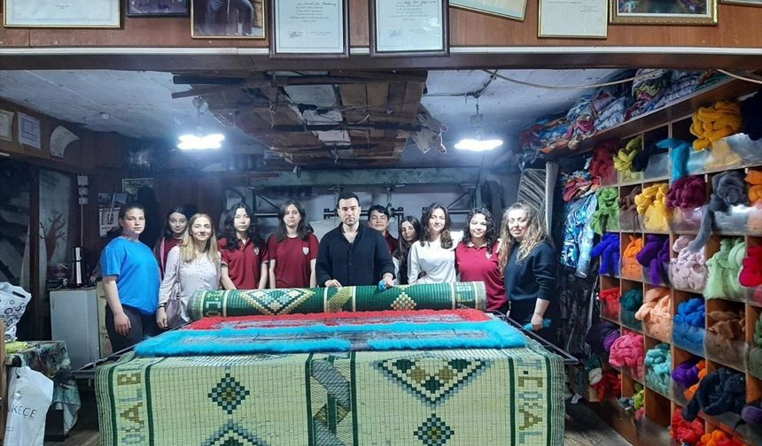 Tireli öğrenciler keçecilik el sanatını öğrendi