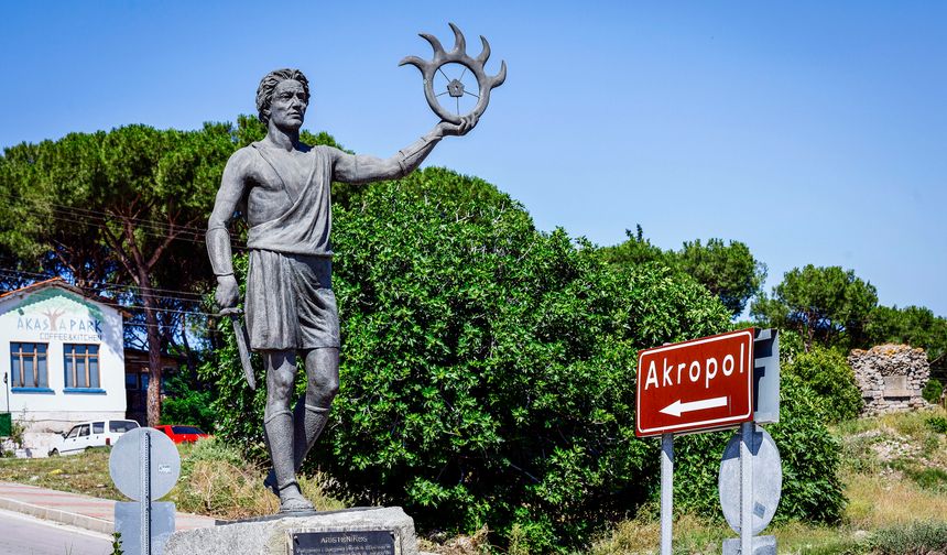 Geçmiş ve bugün aynı kadrajda: Bergama'daki Akropolis ziyaretçileri büyülüyor!