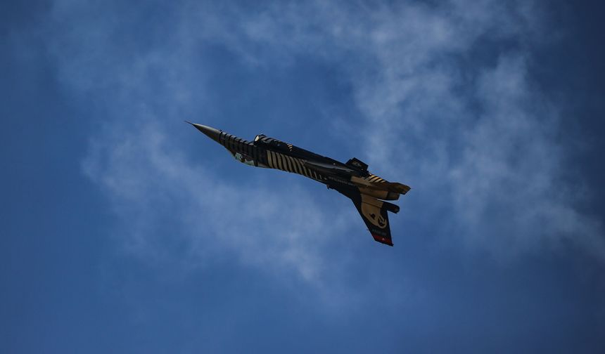 Hava Kuvvetleri gökyüzünde süzüldü... İzmir'de nefes kesen gösteri