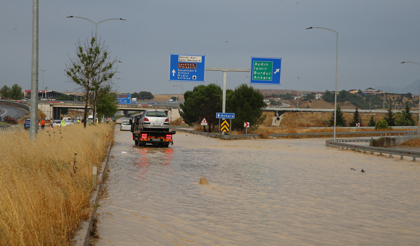 Manisa ve Denizli’de sağanak: Kara yolunun bir bölümü ulaşıma kapandı