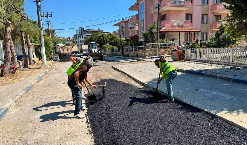 Foça Belediyesi Yenifoça'da asfalt serim çalışmalarını sürdürüyor