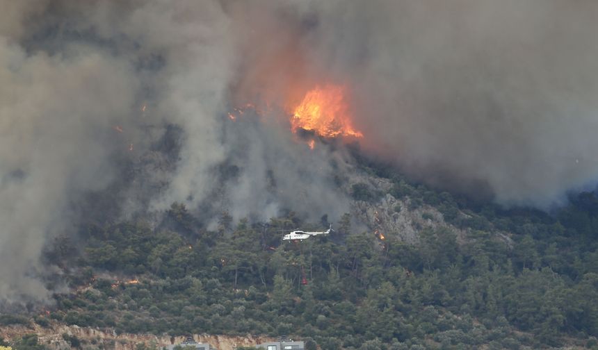 Fethiye'de orman yangını... İnlice’de bazı evler alevlere teslim oldu, tahliye çalışmaları sürüyor