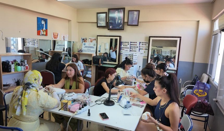 Bayraklı'da ücretsiz kurslar kadınlara meslek kapısını açıyor