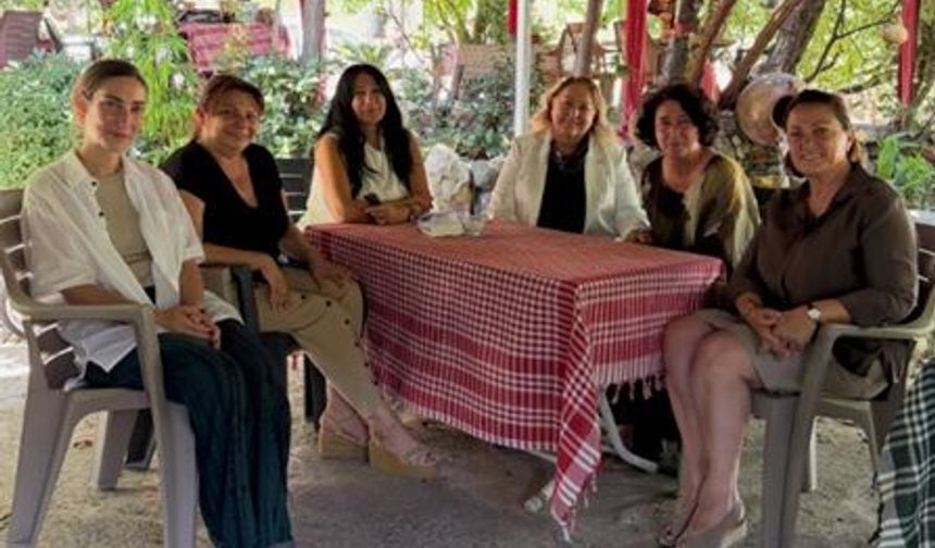 CHP Kadın Kolları Genel Başkanı, Soyer'in eşi ve kızıyla bir araya geldi