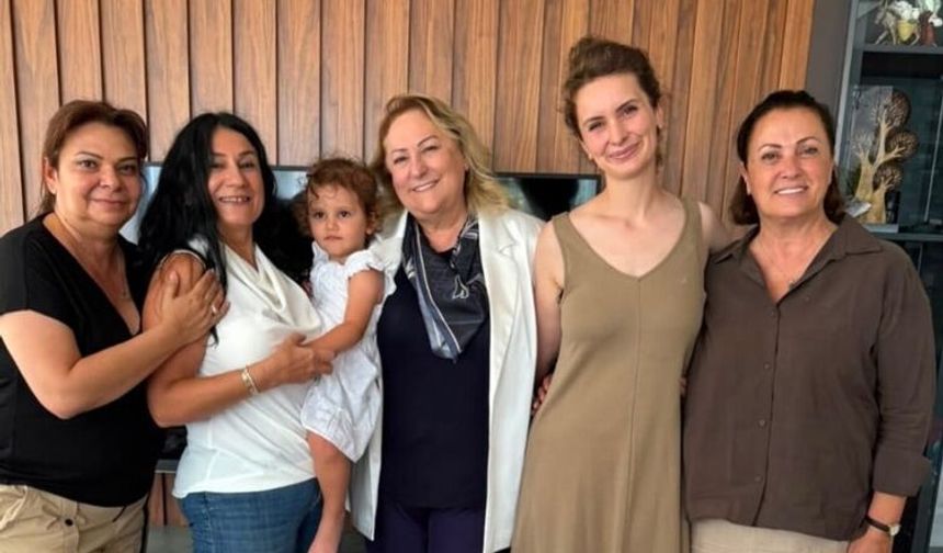 CHP Kadın Kolları'ndan tutuklu Aslanoğlu'nun ailesine dayanışma ziyareti
