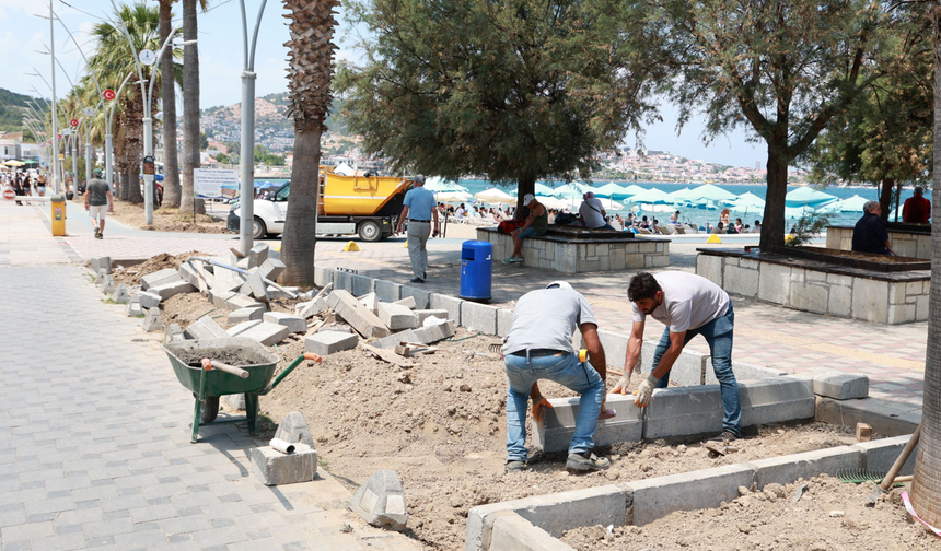 Yenifoça'da sahil düzenleme ve peyzaj çalışmaları başladı