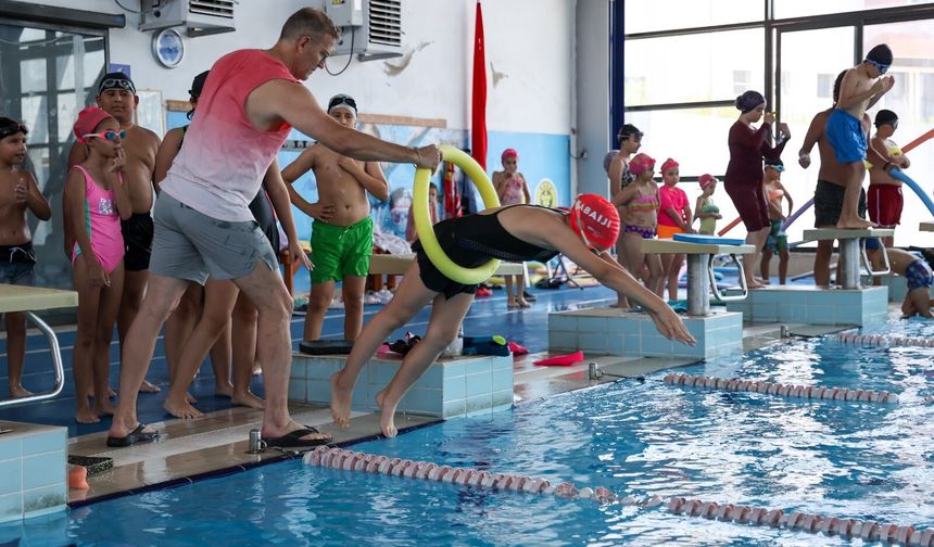 Minikler yüzmeyi Buca’da öğreniyor