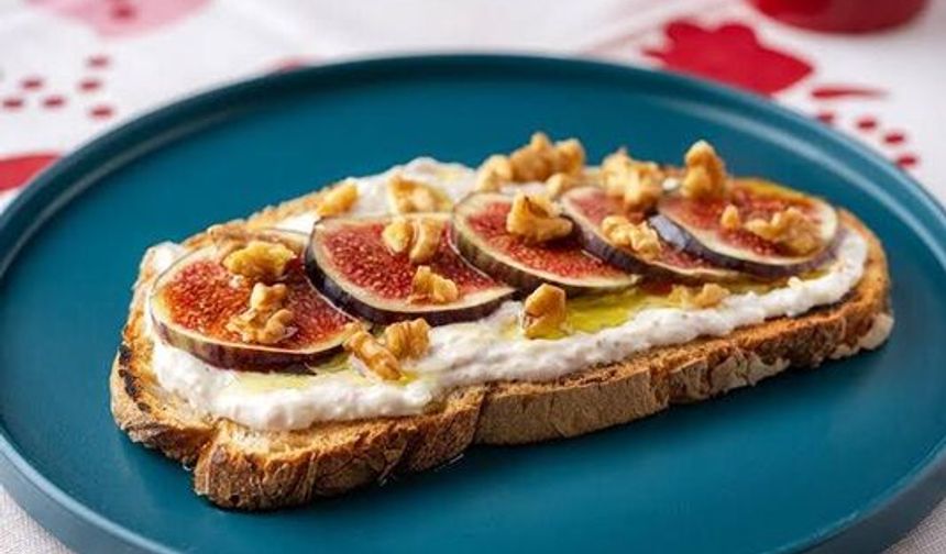 Kahvaltıda fark yaratmak isteyenlere… İncirli ve peynirli ekmek üstü tarifi