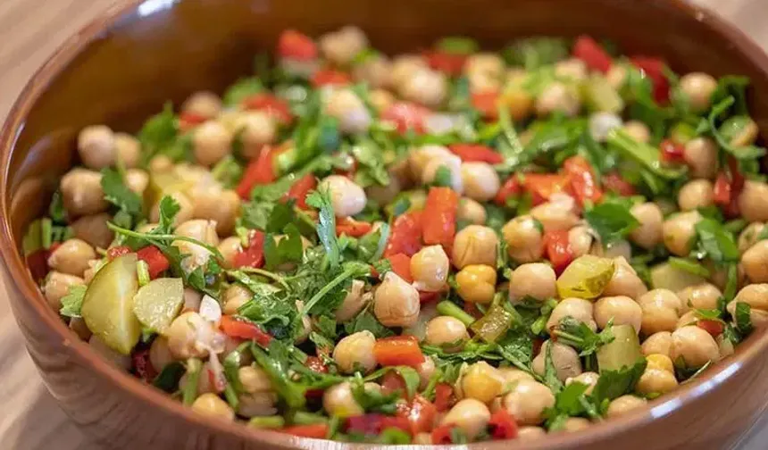 Yaz aylarında sizi hafifletecek... Kabaklı nohut salata tarifi
