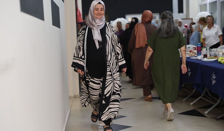Karabağlar Tekstil Akademi’de ilk mezuniyet gururu: Kendi diktikleri kıyafetlerle podyuma çıktılar