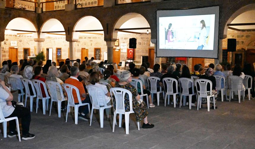 Manisa’da kadın emeği konuşuldu: ‘Toz Bezi’ne büyük ilgi