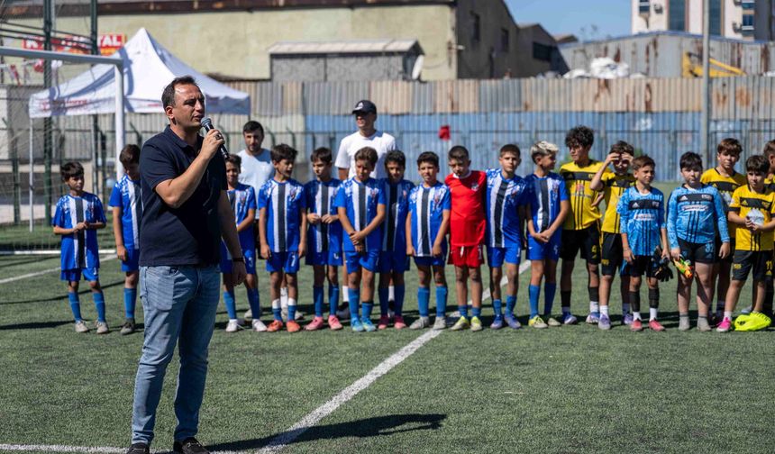 Bornova’da 2 bin sporcuya hizmet verecek saha yeniden açıldı