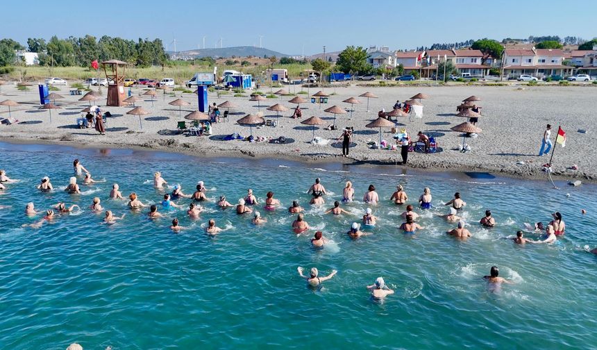 Seferihisar'da 'Dünya Barış Gününe' denizde pilates ile başladılar