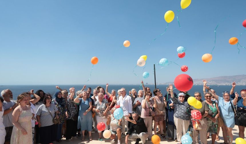 Konak’ta Dünya Barış Günü’nde gökyüzüne rengarenk balonlar salındı