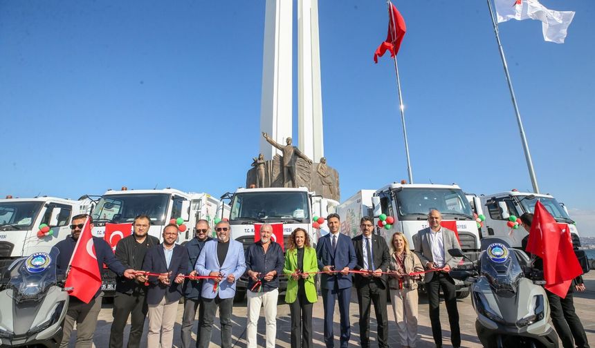 Karşıyaka Belediyesi 17 yeni çöp kamyonunu filosuna kattı