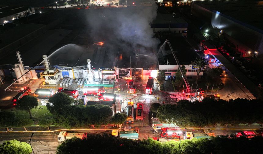 Manisa'da akü fabrikasındaki yangın kısmen kontrol altında