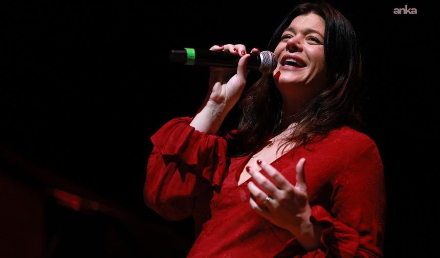 La Casa de Papel’in sesi Cecilia Krull İzmir’de sahne aldı
