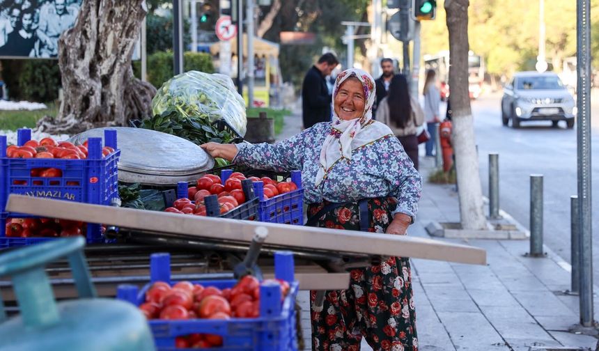 Mesude Teyze 64 yaşında tezgahının başında... Alın teri torunlarının geleceğine dönüşüyor