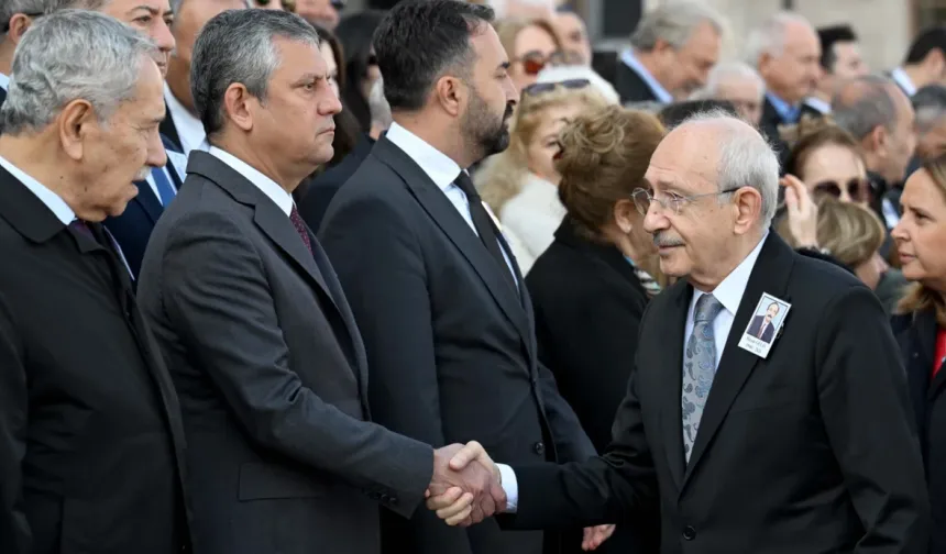 Özel ve Kılıçdaroğlu cenazede karşılaştı
