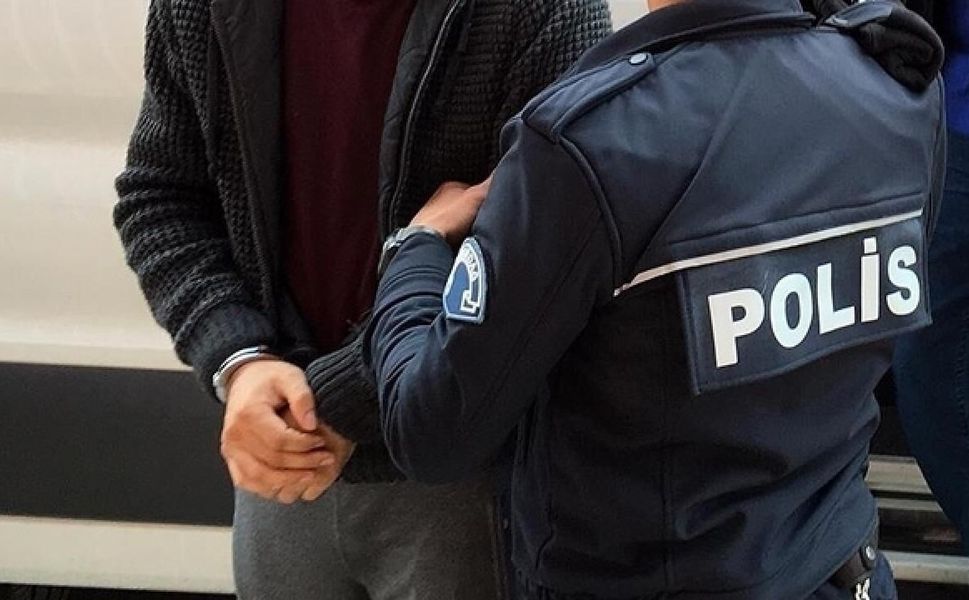 İzmir'de zehir tacirine suçüstü: 1 kilo 950 gram bonzai ile yakalandı