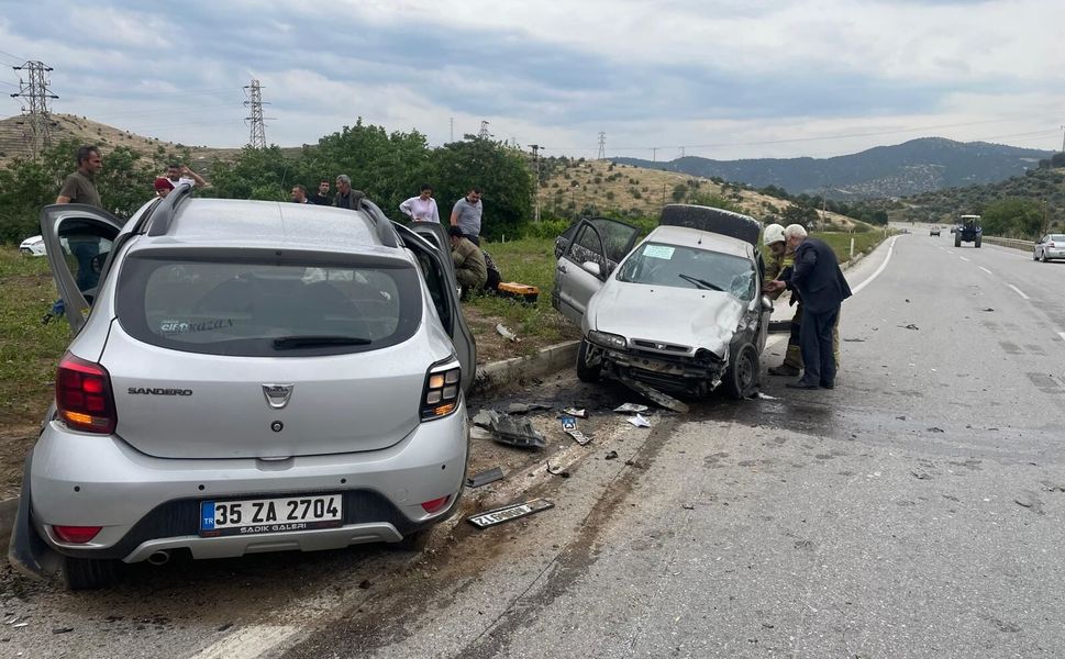 İzmir'de otomobillerin çarpıştığı kazada 2'si çocuk 8 kişi yaralandı