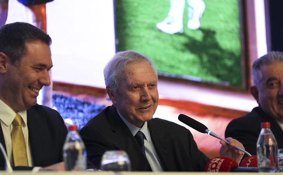 Aziz Yıldırım İzmir'de konuştu: Muhakkak şampiyon olup önümüzü açmamız lazım