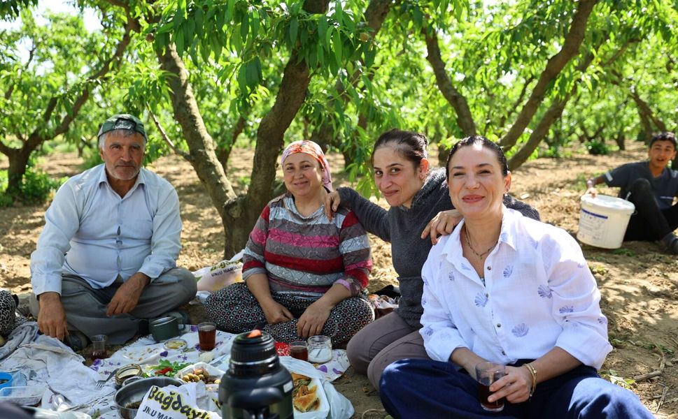 Başkan Sengel hasada katıldı... "Köylünün yeniden efendi olacağı günler yakın"