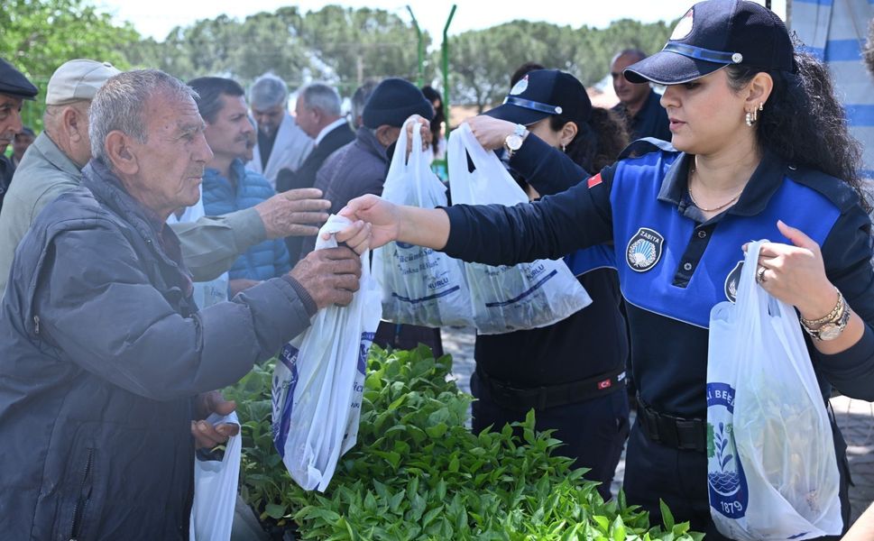 Manisa Büyükşehir’den Salihlili üreticilere 34 bin sebze fidesi