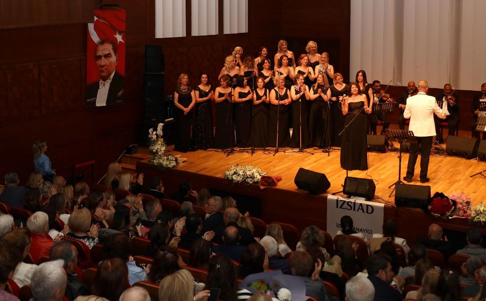 İZSİAD Türk Sanat Müziği Kadın Korosu’ndan vefa konseri