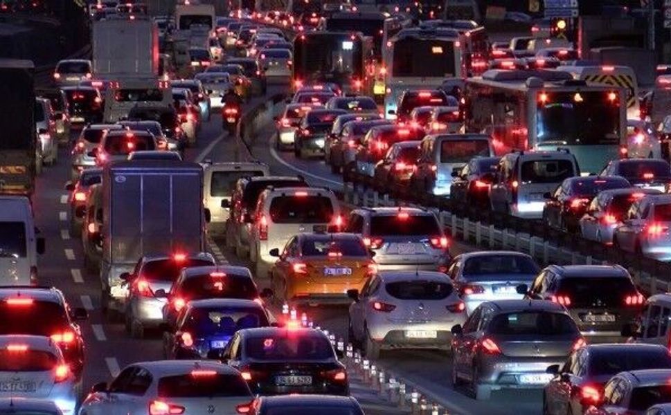 İzmir'de akşam trafiğinde son durum: İZUM en yoğun caddeleri açıkladı