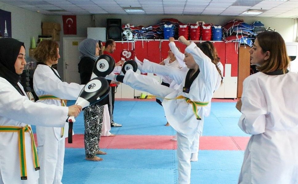 İzmirli kadınlardan ücretsiz tekvando kursuna yoğun ilgi