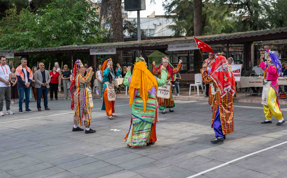 5'inci Bornova Halk Dansları Festivali coşkulu açılışla başladı