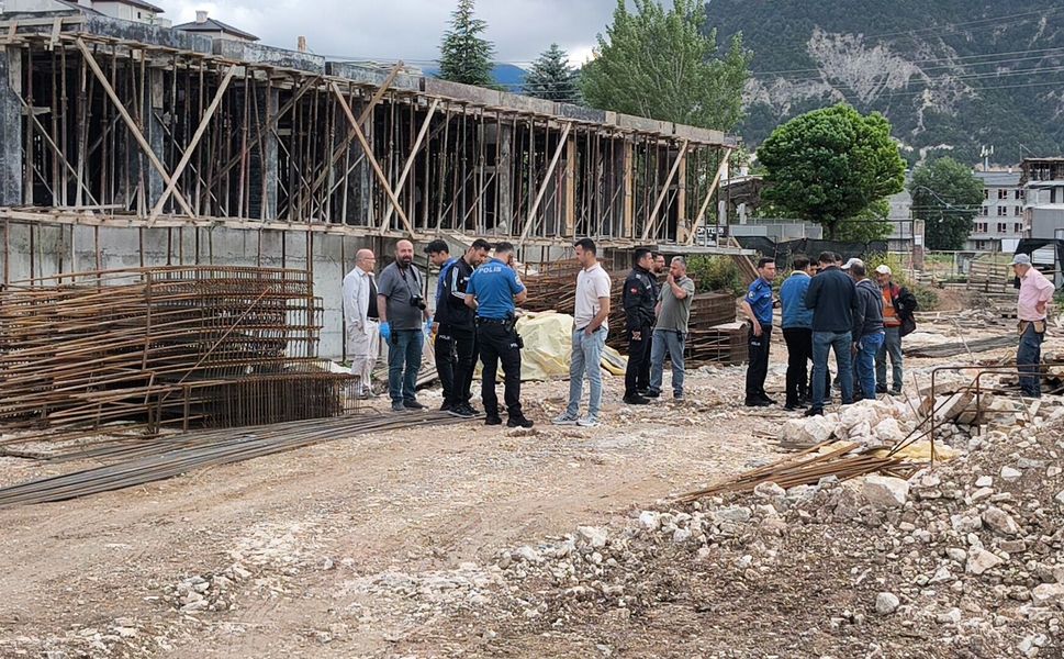 İskele çöktü... İşçiler hayatını kaybetti