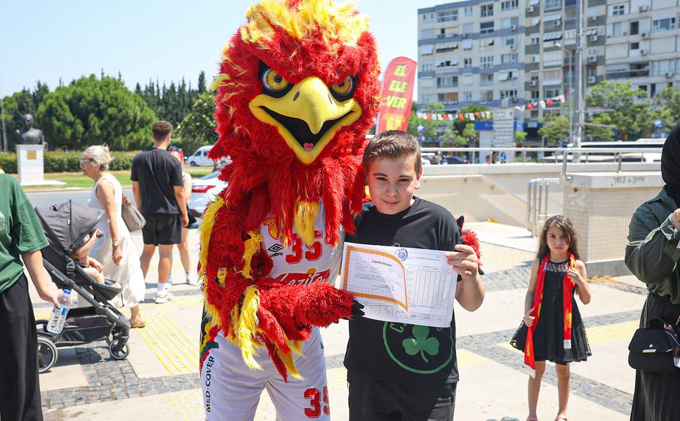 Göztepe'den çocuklara özel etkinlik: Karneni getir, hediyeni götür