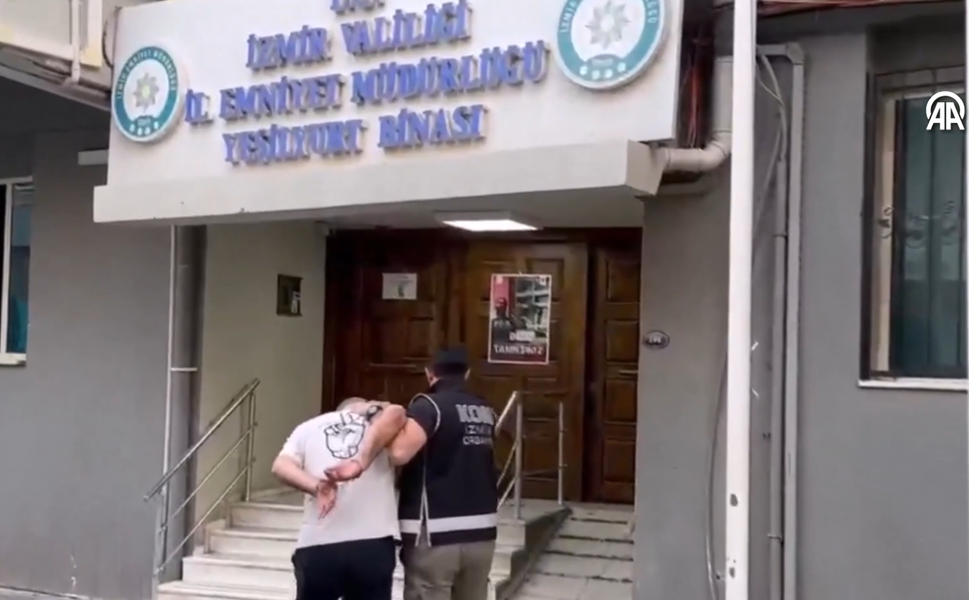 İzmir'de suç örgütlerine operasyon: 96 tabanca ele geçirildi, 10 şüpheli tutuklandı