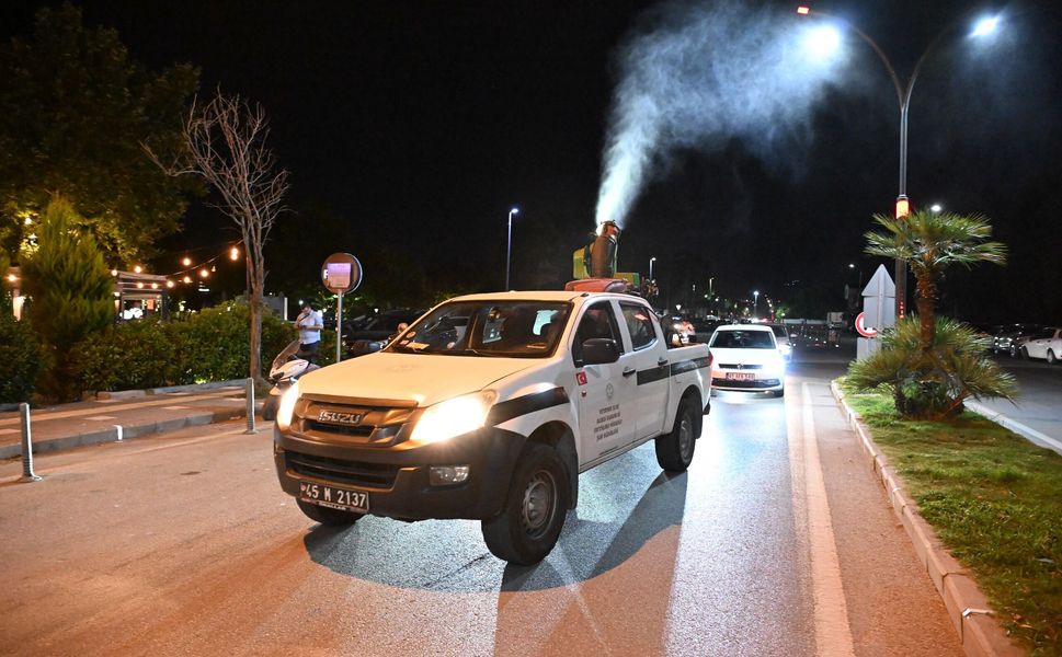 Manisa Büyükşehir, Şehzadeler ve Yunusemre’de eş zamanlı ilaçlama yaptı