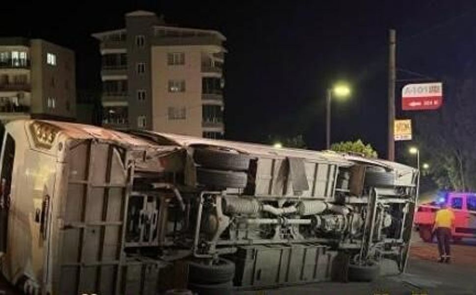 Aliağa’da korkutan kaza… Servis aracı devrildi
